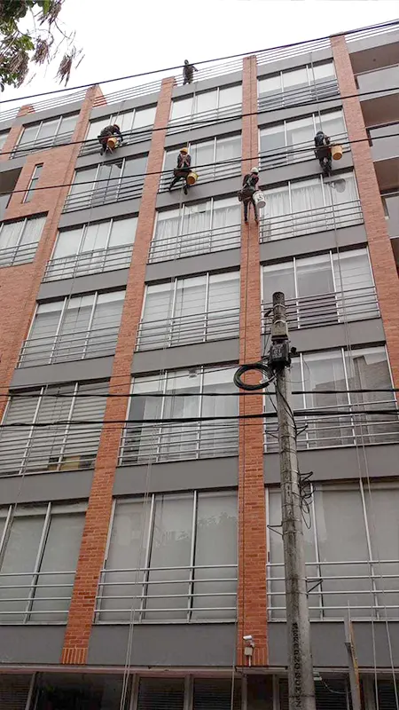 Equipo de Limpio realizando lavado de fachada de un edificio residencial