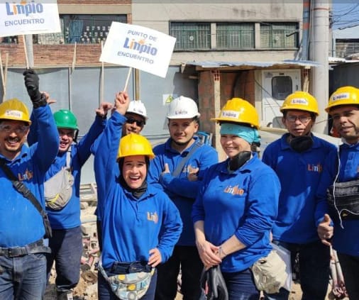 Equipo de operarios de Limpio uniformados y con casco en Bogotá