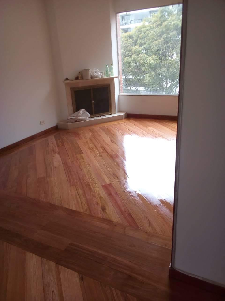 Piso de madera recién brillado por Limpio en un apartamento de Bogotá